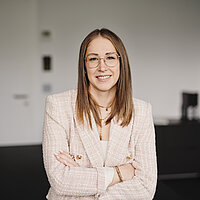 Portrait of Loreen Panek, Head of HR